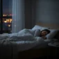 Жена спи спокойно в тъмна спалня с меки тапи за уши, докато навън минава нощен трафик.